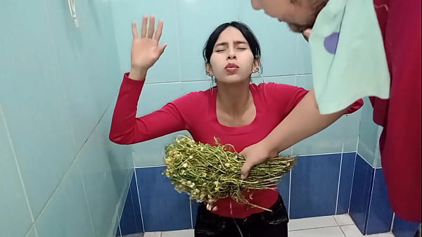 Los m&eacute;todos de los brujos desconocidos cada vez es diferente, de rodillas en la ducha, pre&ntilde;ada satisfecha