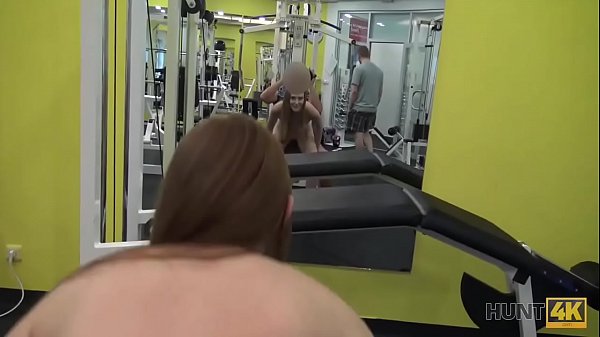 HUNT4K. Cuckold viene pagato per vedere come Linda Sweet succhia il cazzo di uno sconosciuto  
