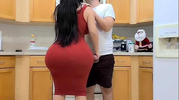 Masturbandome con la culona Crystal Lust cogiendo en la cocina