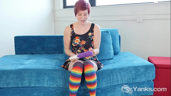 Lusty Yanks short haired amateur Aurora fucking a toy to orgasm
