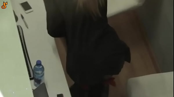 secretaria caliente proviene de la ropa durante su trabajo  Skoftennet