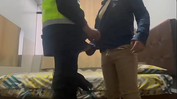Policia lime&ntilde;o folla a jovencito por el culo