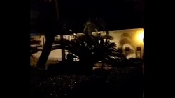 Cặp đ&ocirc;i l&agrave;m t&igrave;nh giữa phố tại bến Ninh Kiều Cần Thơ