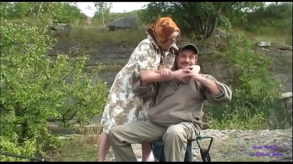 Due anziani vanno a pesca e trovano una giovane ragazza che prende il sole