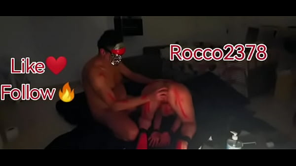 Moglie viene penetrata dal  suo uomo con dildo e dominata analmente