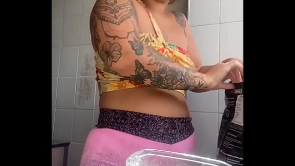 Mostrando minha buceta inchada na live 