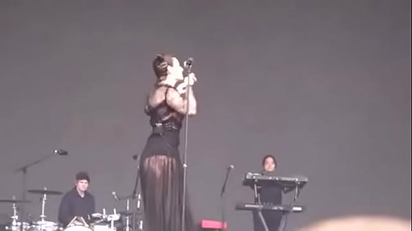 Does anyone know the name of this superthicc girl singing on stage?