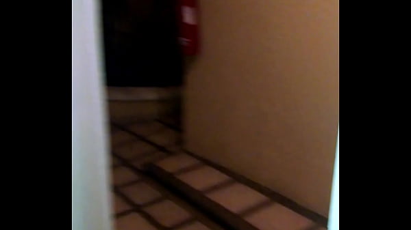 Esposa Cojiendo en el hotel con puerta abierta ricos gemidos