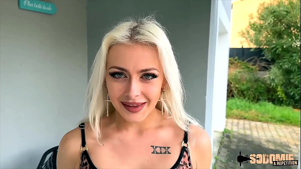 Joy, belle blonde, aime en prendre plein l'anus