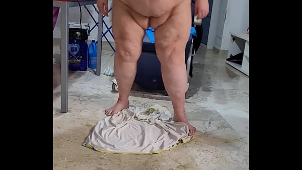 Azulmarina.  Madura orina en el suelo de la casa y juega con el consolador como una perra sucia 