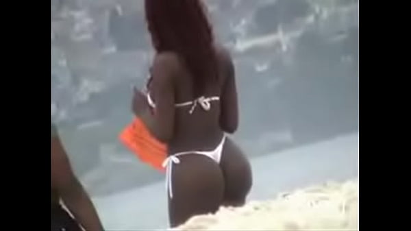 Voyeur en la playa - Bikini Blanco