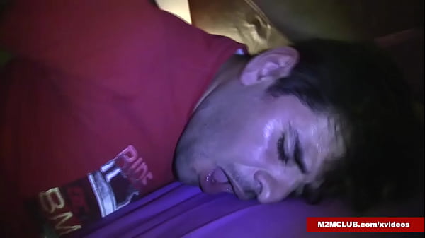 Taxista bisex follando a un pasajero  