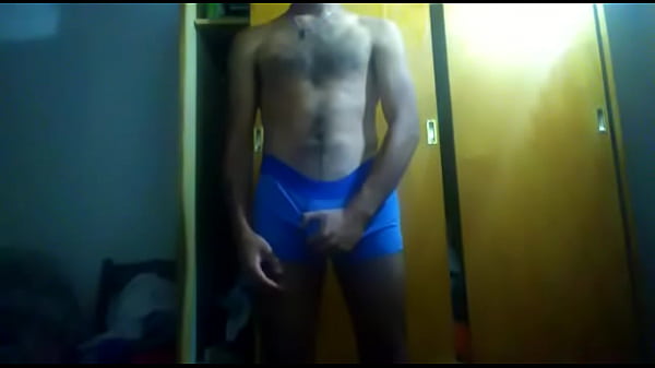 Argentino haci&eacute;ndose la paja en b&oacute;xer