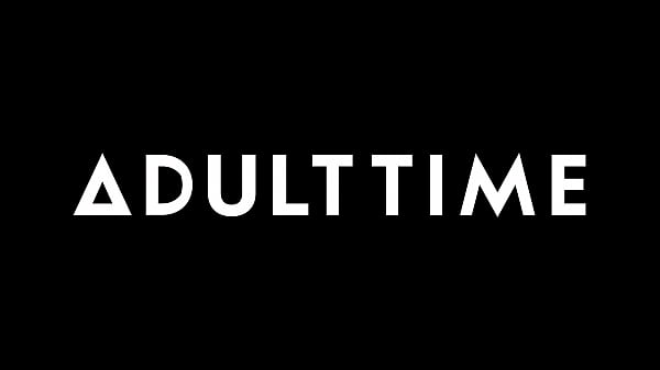 Hot Customer Wants Her Pussy Played With