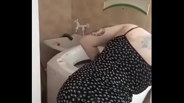 C&Acirc;MERA ESCONDIDA FLAGRA EMPREGADA FICANDO PELADA PRA POR A ROUPA LAVAR
