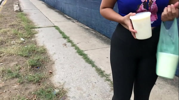 Hermosa Vendedora con sexy licra ajustada