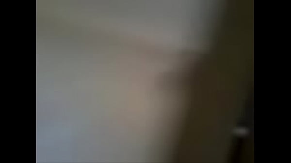 La hago ajustarse bien el portaligas y las medias de nylon para viejo libidinoso.