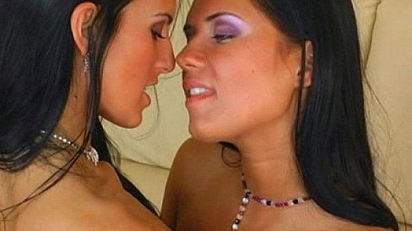 Lesbian babes licking pussy  