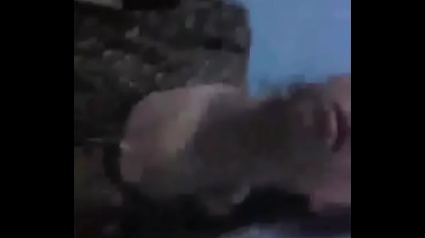 Mi amiga se toquetea y se moja 