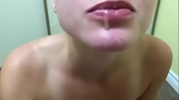 Esposa bebendo leite antes de dormir