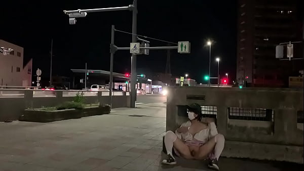 女装まゆの国道脇露出プレイ  