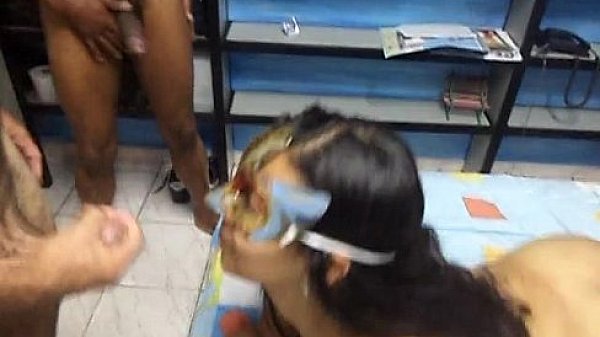 NanaBukkake - Tomando porra de v&aacute;riosns homens na boca.