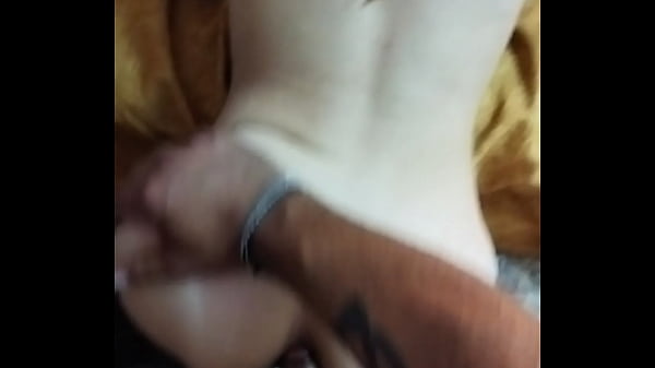 Me mete la verga por mi culo apretado