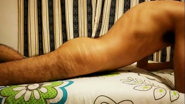 Chico joven se frota en la cama mientras gime