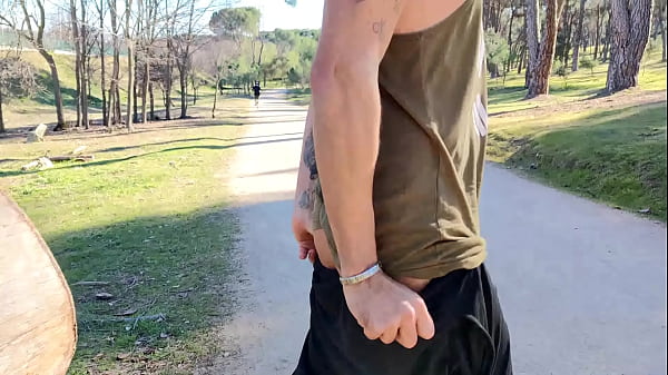 Jovencito travieso juega con su culo al aire libre con una chupa chups!!!!  