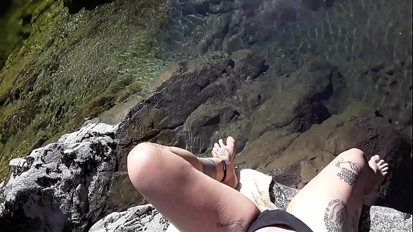 Me masturbo solita al lado del rio y tengo un orgasmo intenso