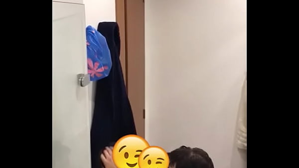 amigos tiran buen polvo en el ba&ntilde;o