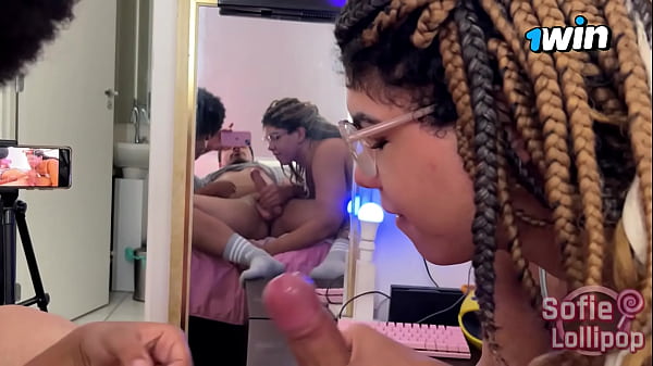 POV: Japanego recebendo oral da Sofie e Vicky!