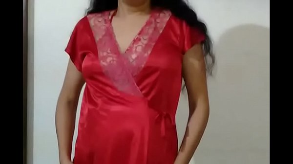Indian bhabhi bares it all 