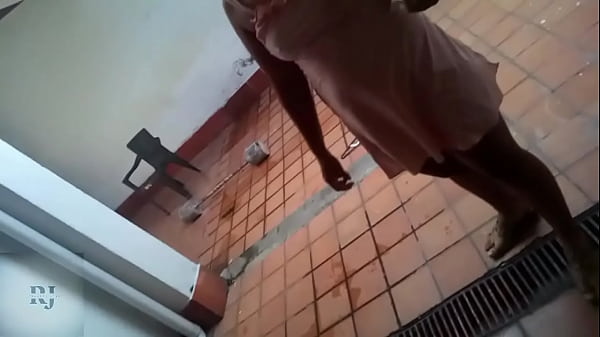 despues de hacer el aseo la pongo a que me toque y masturbe