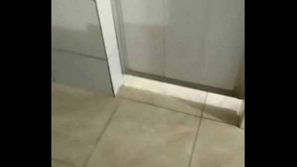 Os machos caminhoneiros tomando banho