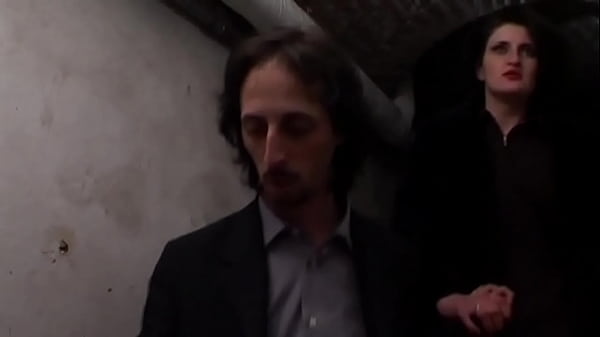 Una Milf porca prende un bel cazzo nel culo  