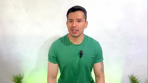 Joven le da chupada a la vergota enorme de un abuelo mamado