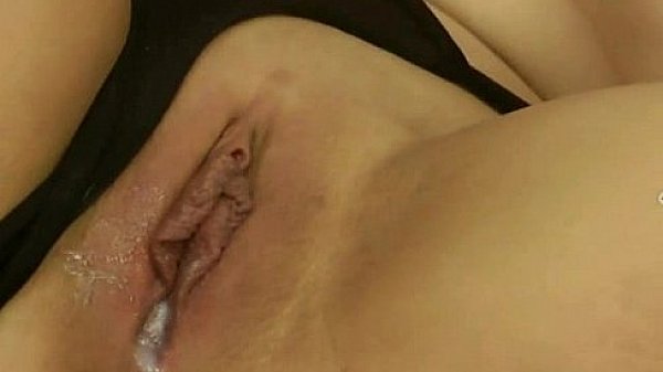 Cam babe toys her pussy till she cums