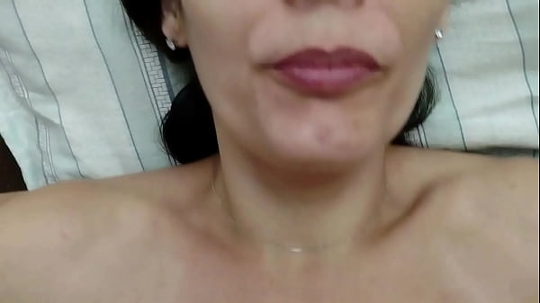 Raquel casada dando e gemendo muito no pau do comedor ,ela tava t&atilde;o excitada que resolveu mostrar sua cara de puta safada