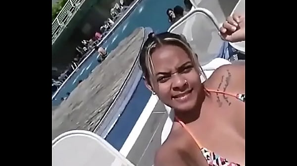 Me ense&ntilde;a sus tettas mientras me espera en la alberca