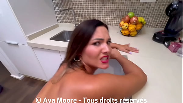 Je devais faire la cuisine... Mais ce mec en a d&eacute;cid&eacute; autrement et me d&eacute;fonce avec sa grosse queue et me gicle &agrave; la figure