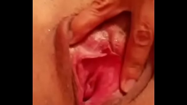 Madura se masturba tranquila en su cama 