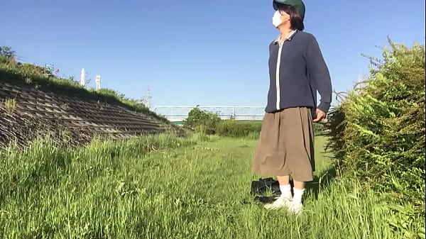 女装子まゆちゃんの河原で自撮りパンチラからパンツ脱いで露出