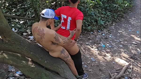 DANDO O CU PARA 8 HOMENS NA CICLOVIA