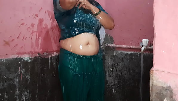 Cute desi bhabhi is bathing her big boobs and chut 