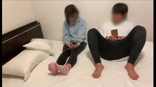 男友達の家に泊まりに行ったら、隣から喘ぎ声が聞こえてお互いにムラムラが高まり始まってしまいました