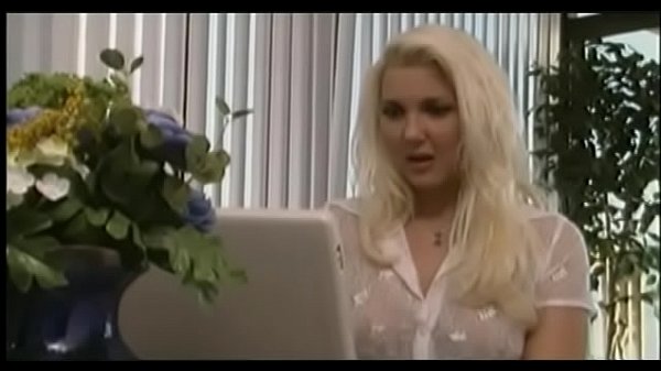 Young-gun writer Linda Thoren start her detective novel with catching famous safecracker April Flowers in flagrante in the act