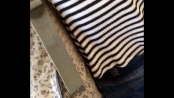 Le grabo el culo a una jovencita mientras espero el bus