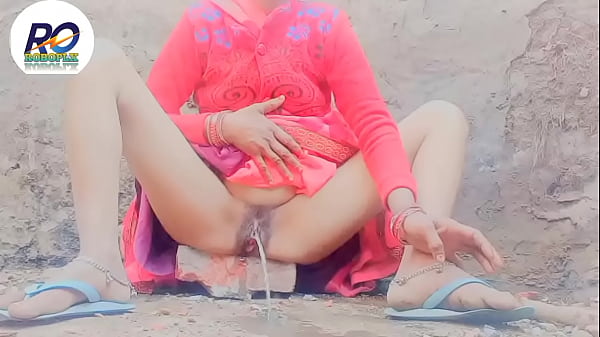 देसी गांव कि परोसी भाभी ने चुत में ऊंगली करते थे रेड साड़ी में जबरदस्त तरीके से  