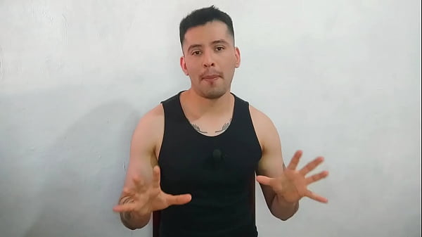 Twink se convierte en el amante de un par de vergones anchos maduros